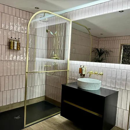 Semesterbostad Secret Garden House - 7 Bed Manor House With Hot Tub And Magical Walled Gardens *