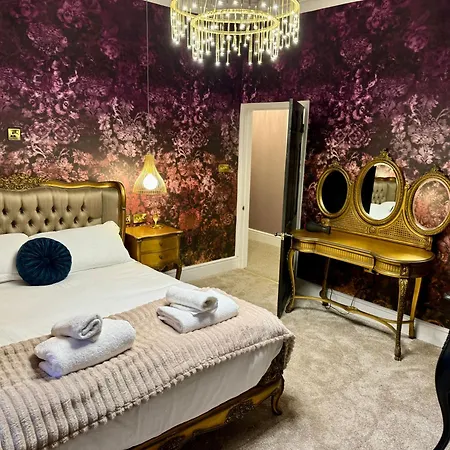 Semesterbostad Secret Garden House - 7 Bed Manor House With Hot Tub And Magical Walled Gardens *