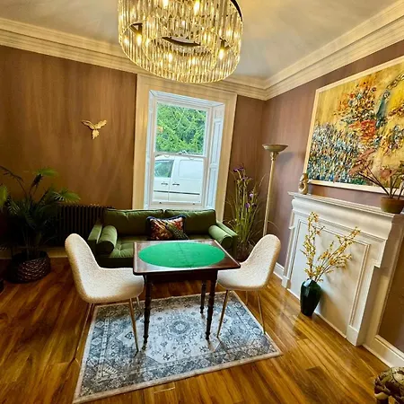 Secret Garden House - 7 Bed Manor House With Hot Tub And Magical Walled Gardens