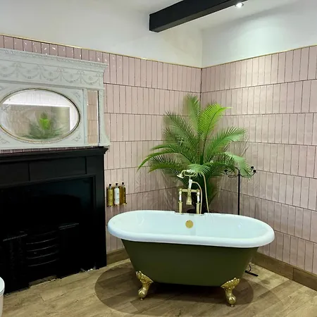 펜션 Secret Garden House - 7 Bed Manor House With Hot Tub And Magical Walled Gardens 레이번