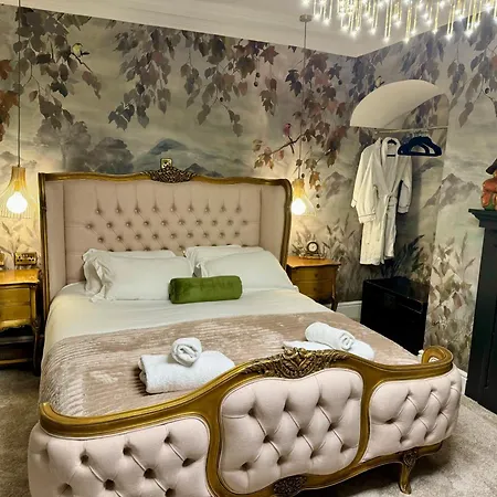 Secret Garden House - 7 Bed Manor House With Hot Tub And Magical Walled Gardens 레이번