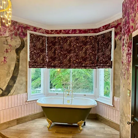 Secret Garden House - 7 Bed Manor House With Hot Tub And Magical Walled Gardens