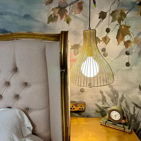 Secret Garden House - 7 Bed Manor House With Hot Tub And Magical Walled Gardens 펜션 *