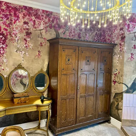 Secret Garden House - 7 Bed Manor House With Hot Tub And Magical Walled Gardens * Leyburn