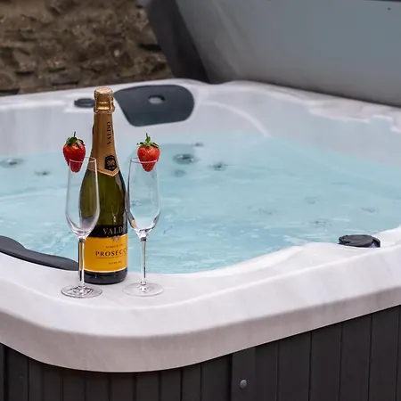 Secret Garden House - 7 Bed Manor House With Hot Tub And Magical Walled Gardens Holiday home *