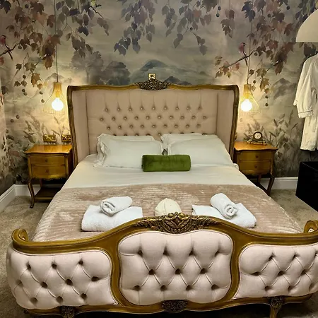 Secret Garden House - 7 Bed Manor House With Hot Tub And Magical Walled Gardens *