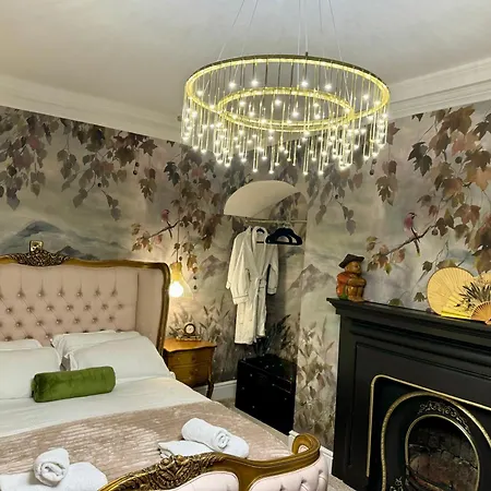 Secret Garden House - 7 Bed Manor House With Hot Tub And Magical Walled Gardens