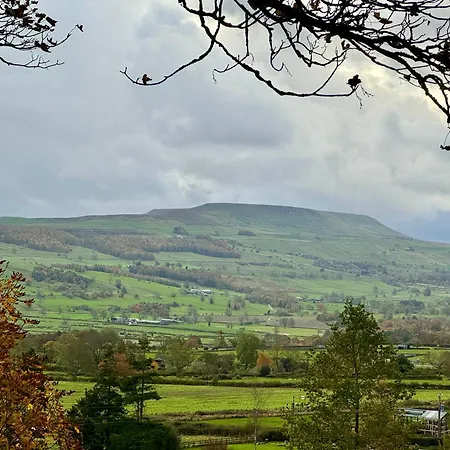 Secret Garden House - 7 Bed Manor House With Hot Tub And Magical Walled Gardens 펜션 *