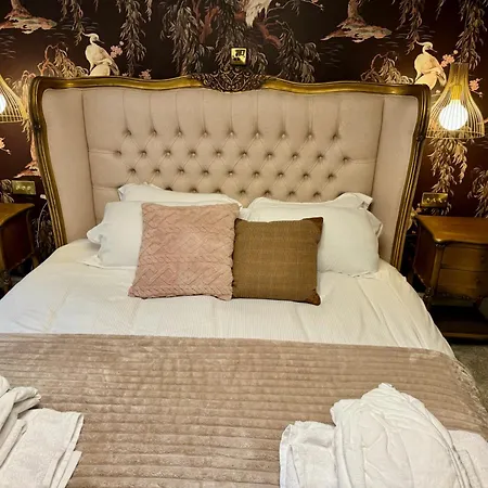 펜션 Secret Garden House - 7 Bed Manor House With Hot Tub And Magical Walled Gardens 레이번