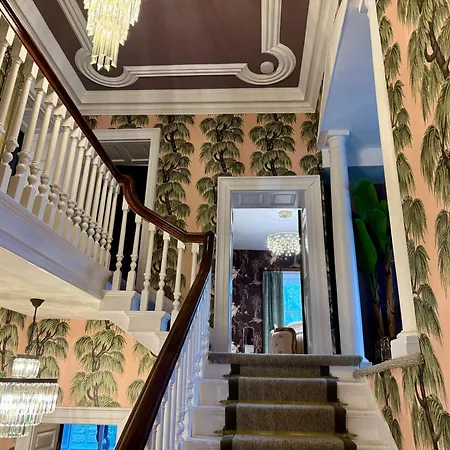 Secret Garden House - 7 Bed Manor House With Hot Tub And Magical Walled Gardens *