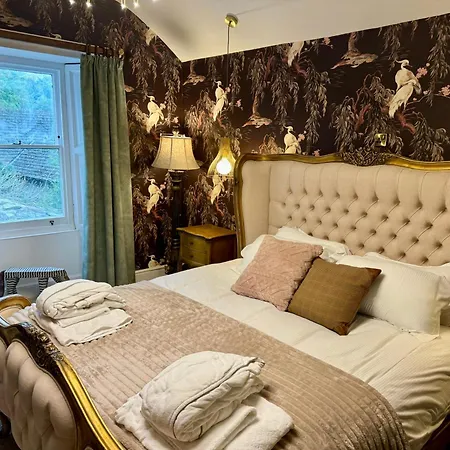 Secret Garden House - 7 Bed Manor House With Hot Tub And Magical Walled Gardens