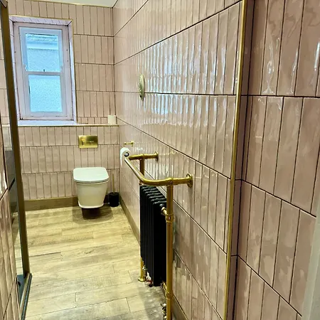 Secret Garden House - 7 Bed Manor House With Hot Tub And Magical Walled Gardens 펜션 *