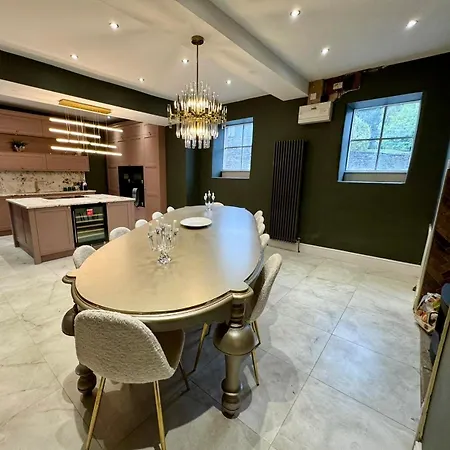 펜션 Secret Garden House - 7 Bed Manor House With Hot Tub And Magical Walled Gardens 레이번