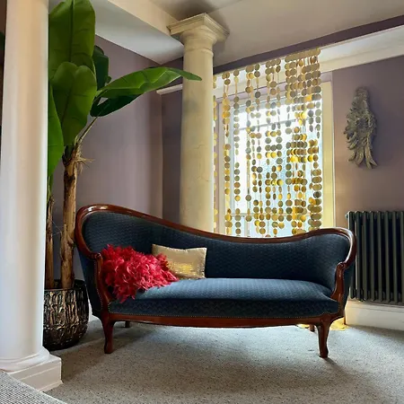 Secret Garden House - 7 Bed Manor House With Hot Tub And Magical Walled Gardens *