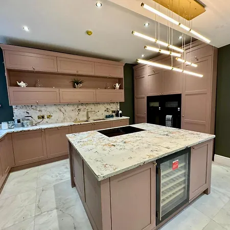 Secret Garden House - 7 Bed Manor House With Hot Tub And Magical Walled Gardens