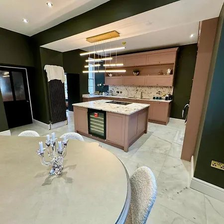 펜션 Secret Garden House - 7 Bed Manor House With Hot Tub And Magical Walled Gardens *