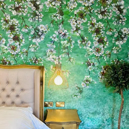 Secret Garden House - 7 Bed Manor House With Hot Tub And Magical Walled Gardens *