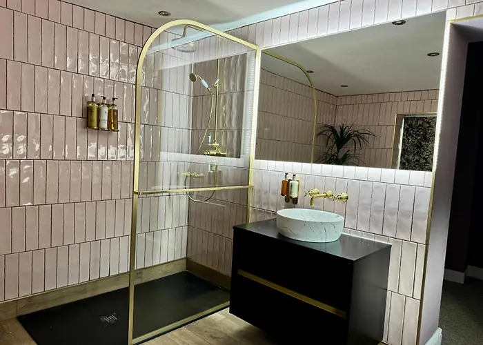 Holiday home Secret Garden House - 7 Bed Manor House With Hot Tub And Magical Walled Gardens *