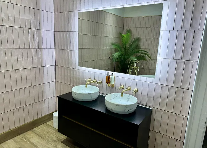 Secret Garden House - 7 Bed Manor House With Hot Tub And Magical Walled Gardens Holiday home