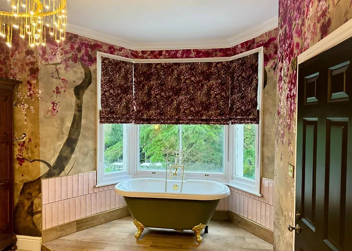 Secret Garden House - 7 Bed Manor House With Hot Tub And Magical Walled Gardens