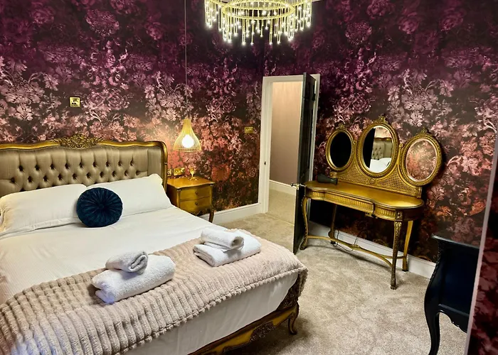 Holiday home Secret Garden House - 7 Bed Manor House With Hot Tub And Magical Walled Gardens *