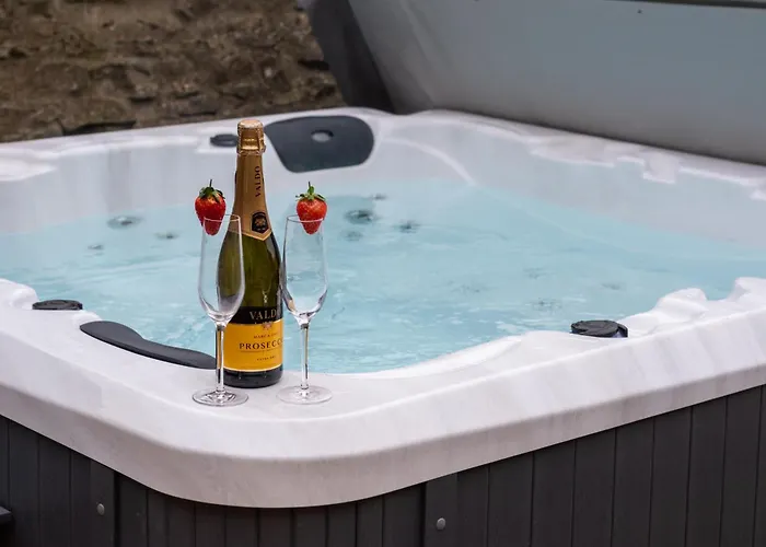 Secret Garden House - 7 Bed Manor House With Hot Tub And Magical Walled Gardens Holiday home *