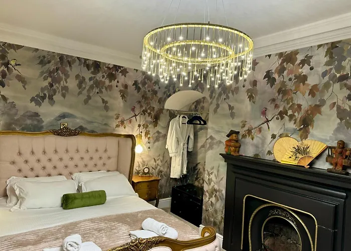 Secret Garden House - 7 Bed Manor House With Hot Tub And Magical Walled Gardens