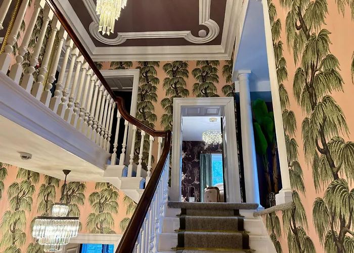 Secret Garden House - 7 Bed Manor House With Hot Tub And Magical Walled Gardens *