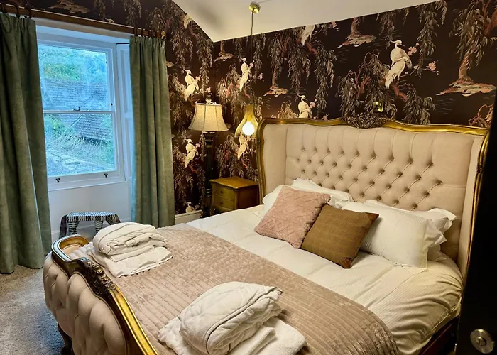 Secret Garden House - 7 Bed Manor House With Hot Tub And Magical Walled Gardens