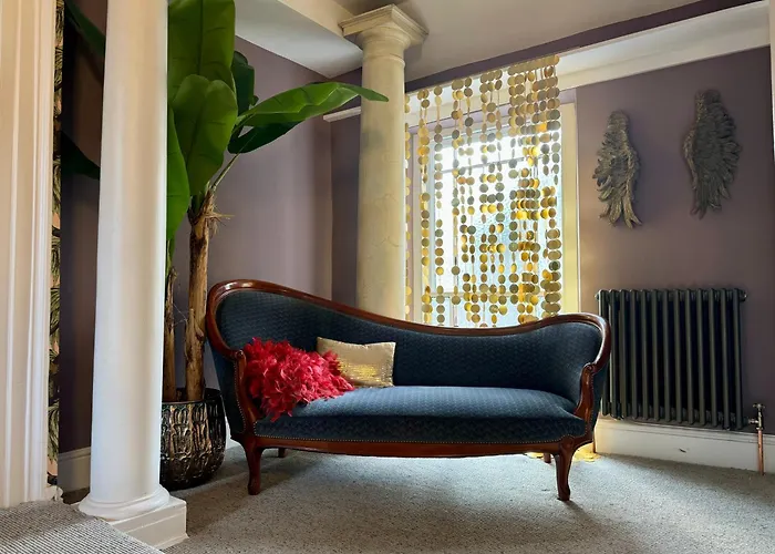 Secret Garden House - 7 Bed Manor House With Hot Tub And Magical Walled Gardens *