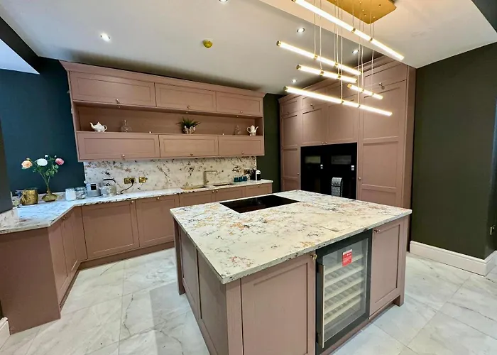 Secret Garden House - 7 Bed Manor House With Hot Tub And Magical Walled Gardens