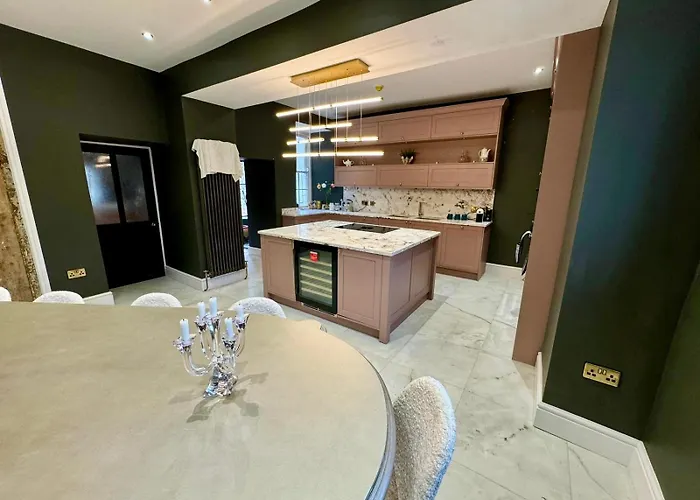 Holiday home Secret Garden House - 7 Bed Manor House With Hot Tub And Magical Walled Gardens *