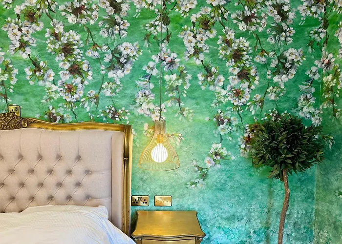 Secret Garden House - 7 Bed Manor House With Hot Tub And Magical Walled Gardens *